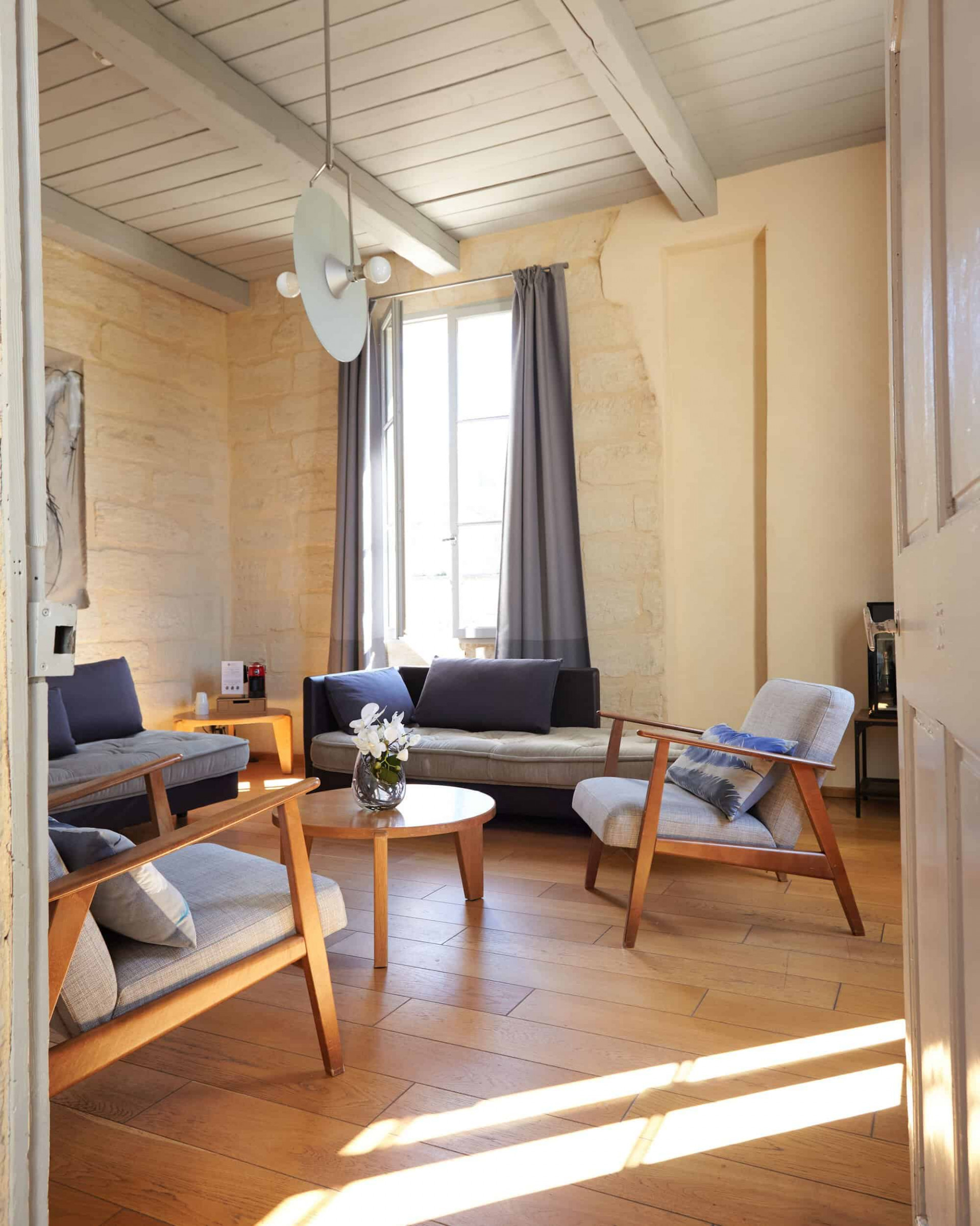 Suite with lounge room and chairs at Boutique Hotel Entraigues
